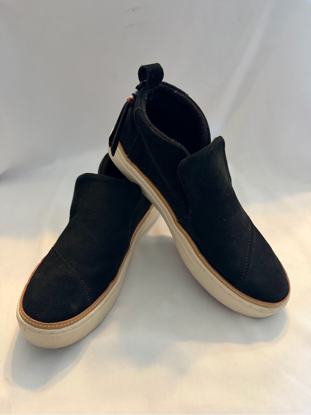 Tom’s Women’s black suede slip on sneakers 8.5